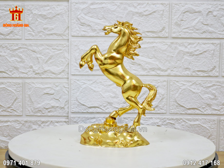 Pho tượng ngựa được đúc hoàn toàn từ nguyên liệu đồng vàng thanh khiết